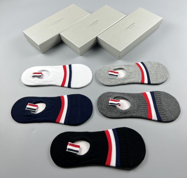 réplica,joyas,joyería,1:1,replica,fake,lujo,barato Thom Browne calcetines de última moda (5 pares por caja) en el mostrador de Thom Browne