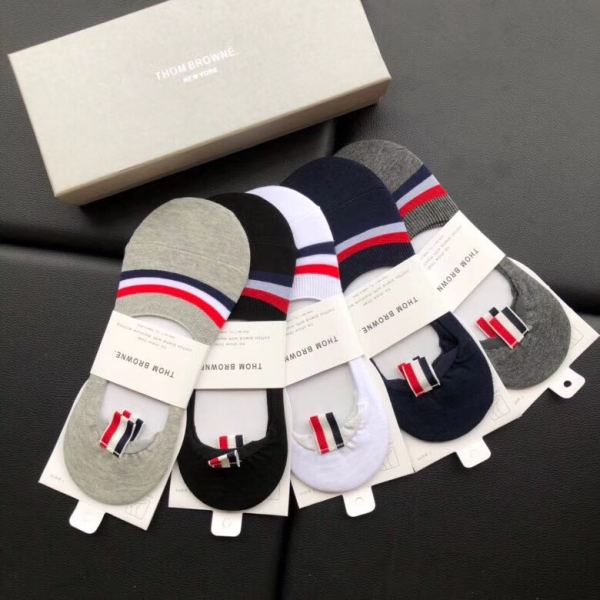réplica,joyas,joyería,1:1,replica,fake,lujo,barato Thom Browne calcetines de última moda (5 pares por caja) en el mostrador de Thom Browne