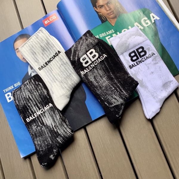 réplica,joyas,joyería,1:1,replica,fake,lujo,barato 4 pares Balenciaga2023 primavera y verano nuevos calcetines de tubo medio de algodón pintados a mano con graffiti metalizado