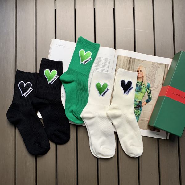 réplica,joyas,joyería,1:1,replica,fake,lujo,barato 5 pares kimhekim marca de moda coreana clásico corazón de melocotón logo calcetines de tubo medio de algodón puro para mujer