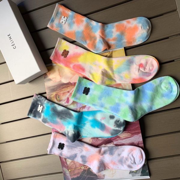 réplica,joyas,joyería,1:1,replica,fake,lujo,barato 5 pares de calcetines de tubo medio de algodón teñido con el logo de cuero nuevo de Celine