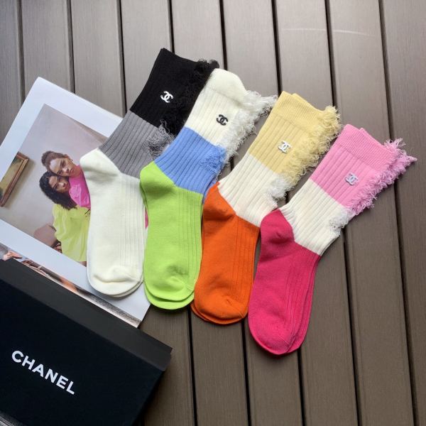 réplica,joyas,joyería,1:1,replica,fake,lujo,barato 4 pares de calcetines de tubo medio de algodón con agujeros a juego con la nueva tendencia de personalidad de Chonel