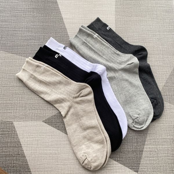 réplica,joyas,joyería,1:1,replica,fake,lujo,barato 5 pares Miu Miu calcetines de tubo medio de algodón con letras de tacón de sección delgada para primavera y verano