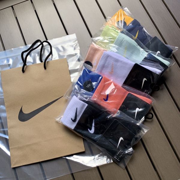 réplica,joyas,joyería,1:1,replica,fake,lujo,barato 5 pares de la última versión exclusiva de estilo caliente de Nike, calcetines deportivos de tubo medio de media toalla a juego de dos piezas de colores falsos