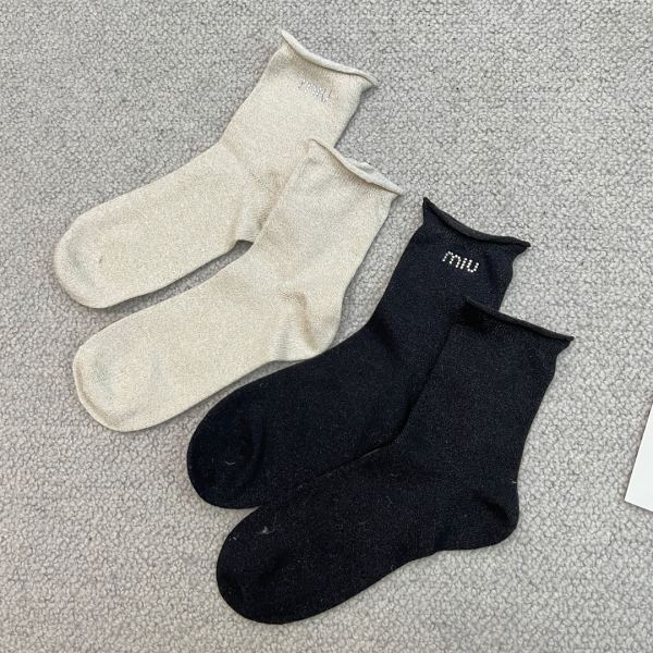 réplica,joyas,joyería,1:1,replica,fake,lujo,barato 1 par Miu Miu primavera y verano sección delgada moda miu letra diamante logo borde enrollado hilo dorado algodón mezclado calcetines