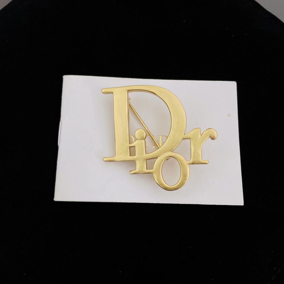 réplica,joyas,joyería,1:1,replica,fake,lujo,barato réplica,joyas,joyería,1:1,replica,fake,lujo,barato Broche con la letra del logo Dior, ¡estilo de segunda mano!