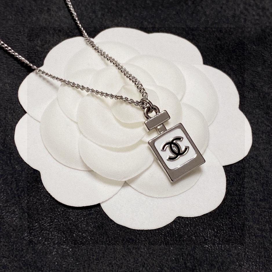 réplica,joyas,joyería,1:1,replica,fake,lujo,barato réplica,joyas,joyería,1:1,replica,fake,lujo,barato Collar con frasco de perfume Chanel Doble C