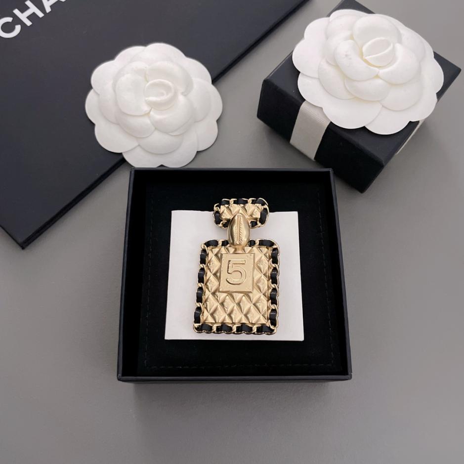 réplica,joyas,joyería,1:1,replica,fake,lujo,barato réplica,joyas,joyería,1:1,replica,fake,lujo,barato Broche frasco de perfume Chanel de cuero