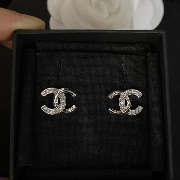 réplica,joyas,joyería,1:1,replica,fake,lujo,barato Pendientes Chanel con medio diamante y letra cc, material ZP consistente en plata