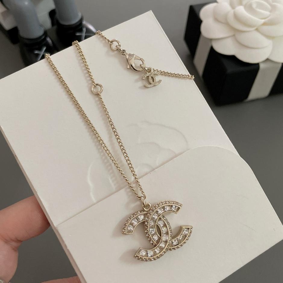 réplica,joyas,joyería,1:1,replica,fake,lujo,barato réplica,joyas,joyería,1:1,replica,fake,lujo,barato Collar y aretes de diamantes redondos de Chanel.