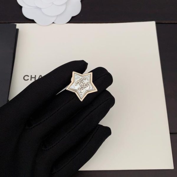 réplica,joyas,joyería,1:1,replica,fake,lujo,barato Broche Chanel con borde de diamantes y doble c