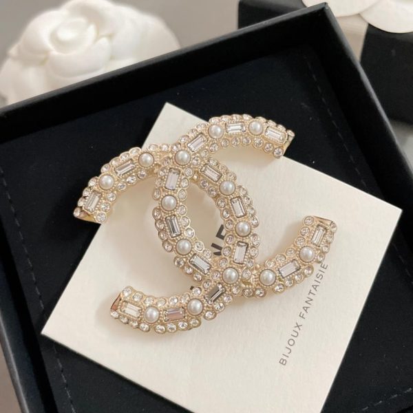 réplica,joyas,joyería,1:1,replica,fake,lujo,barato Broche Chanel con borde de diamantes y doble c