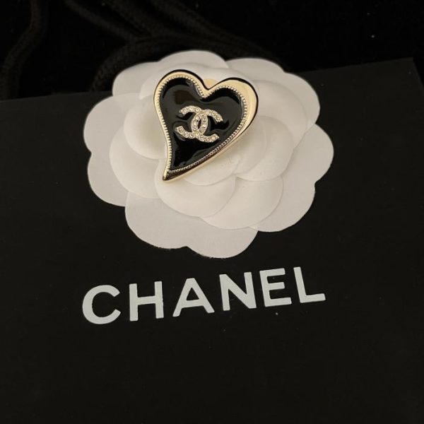 réplica,joyas,joyería,1:1,replica,fake,lujo,barato Broche Chanel con borde de diamantes y doble c