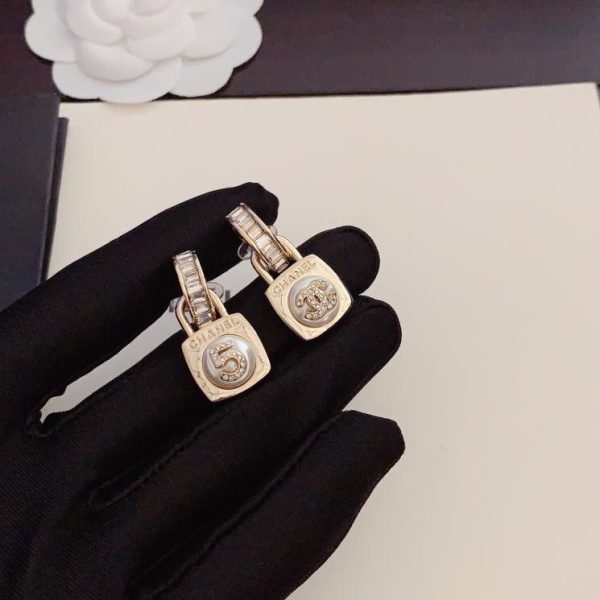 réplica,joyas,joyería,1:1,replica,fake,lujo,barato Ganchos para las orejas de resina redondos con letras cuadradas Chanel