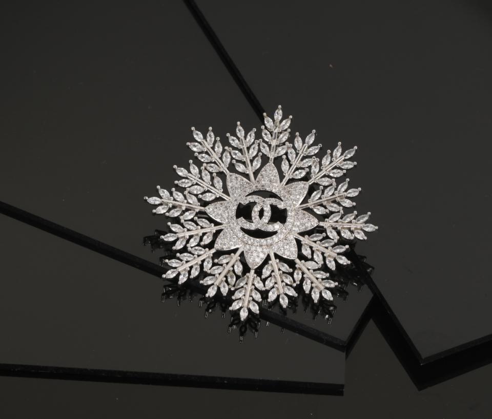 réplica,joyas,joyería,1:1,replica,fake,lujo,barato réplica,joyas,joyería,1:1,replica,fake,lujo,barato Broche doble C con copo de nieve de alta gama de Chanel