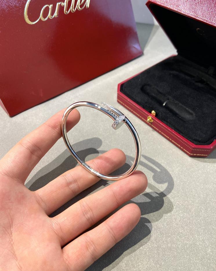 réplica,joyas,joyería,1:1,replica,fake,lujo,barato réplica,joyas,joyería,1:1,replica,fake,lujo,barato Pulsera Cartier con clavos de diamantes en la cabeza y la cola