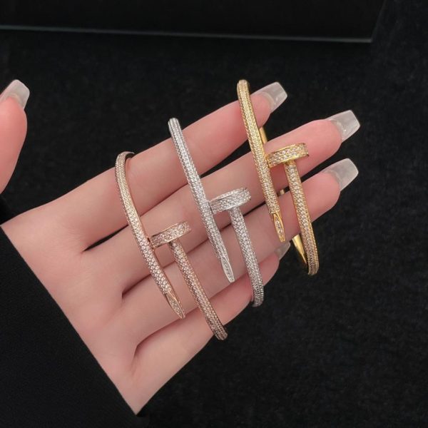 réplica,joyas,joyería,1:1,replica,fake,lujo,barato Pendientes de uñas Cartier con diamantes.
