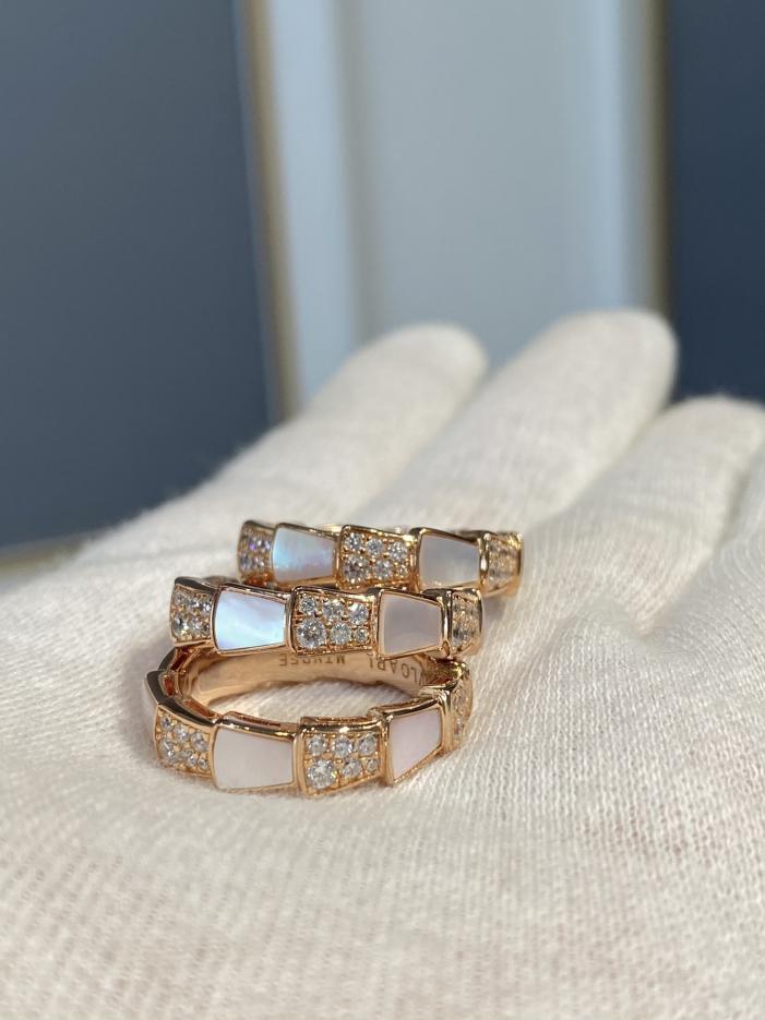 réplica,joyas,joyería,1:1,replica,fake,lujo,barato réplica,joyas,joyería,1:1,replica,fake,lujo,barato Anillo Bvlgari con hueso de serpiente y concha blanca, versión ancha