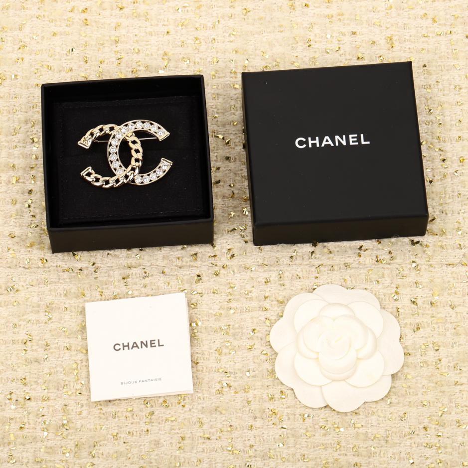 réplica,joyas,joyería,1:1,replica,fake,lujo,barato réplica,joyas,joyería,1:1,replica,fake,lujo,barato Broche Chanel con cadena y diamantes con doble C