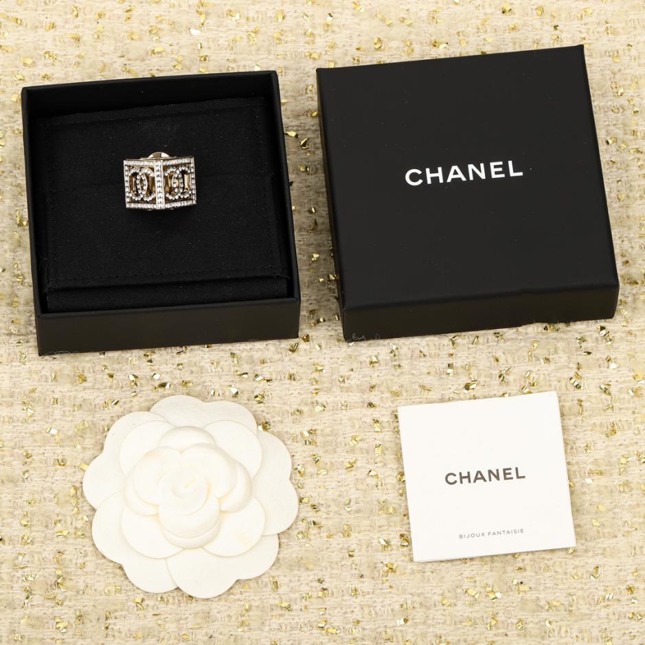 réplica,joyas,joyería,1:1,replica,fake,lujo,barato réplica,joyas,joyería,1:1,replica,fake,lujo,barato Broche doble c con diamantes y triángulo de Chanel