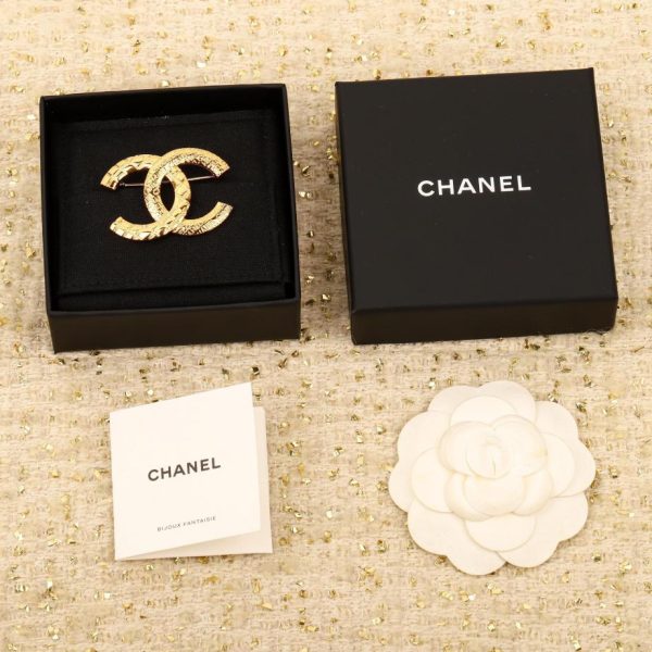 réplica,joyas,joyería,1:1,replica,fake,lujo,barato Broche Chanel con doble C en relieve