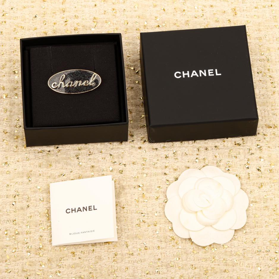 réplica,joyas,joyería,1:1,replica,fake,lujo,barato réplica,joyas,joyería,1:1,replica,fake,lujo,barato Broche Chanel con letras inglesas esmaltadas