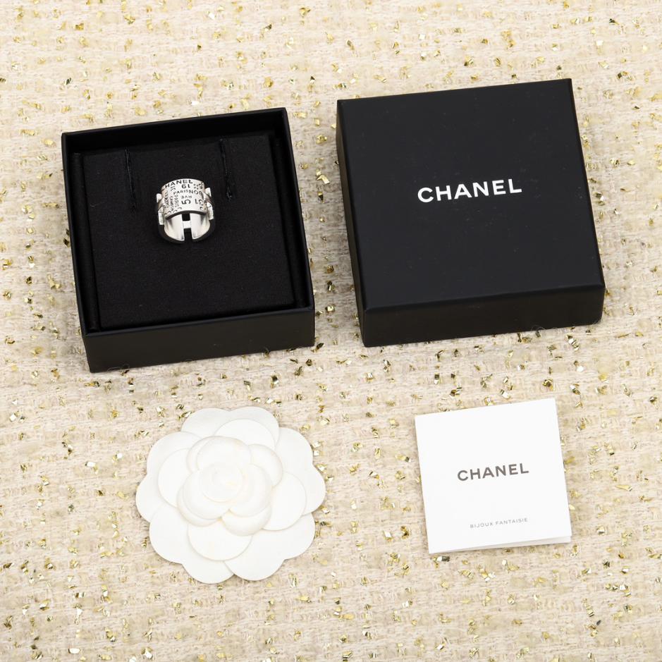 réplica,joyas,joyería,1:1,replica,fake,lujo,barato réplica,joyas,joyería,1:1,replica,fake,lujo,barato Anillo con grafiti con letras anchas de Chanel.
