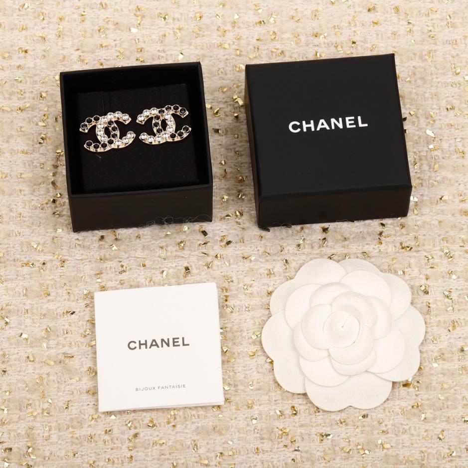 réplica,joyas,joyería,1:1,replica,fake,lujo,barato réplica,joyas,joyería,1:1,replica,fake,lujo,barato Pendientes Chanel con doble c a juego en color blanco y negro