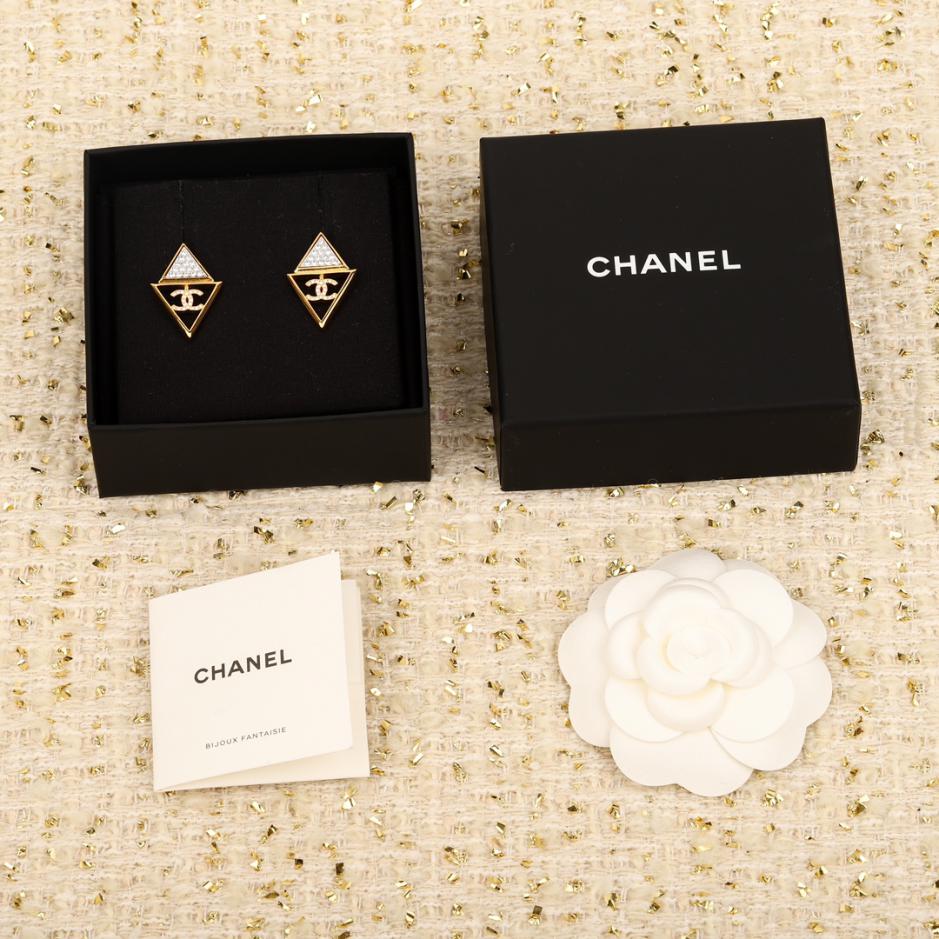réplica,joyas,joyería,1:1,replica,fake,lujo,barato réplica,joyas,joyería,1:1,replica,fake,lujo,barato Pendientes Chanel con triángulo doble C y diamantes blancos.
