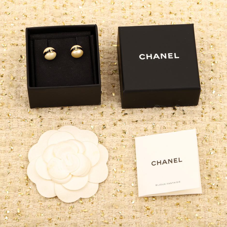 réplica,joyas,joyería,1:1,replica,fake,lujo,barato réplica,joyas,joyería,1:1,replica,fake,lujo,barato Pendientes con doble c de esmalte negro y perlas de Chanel