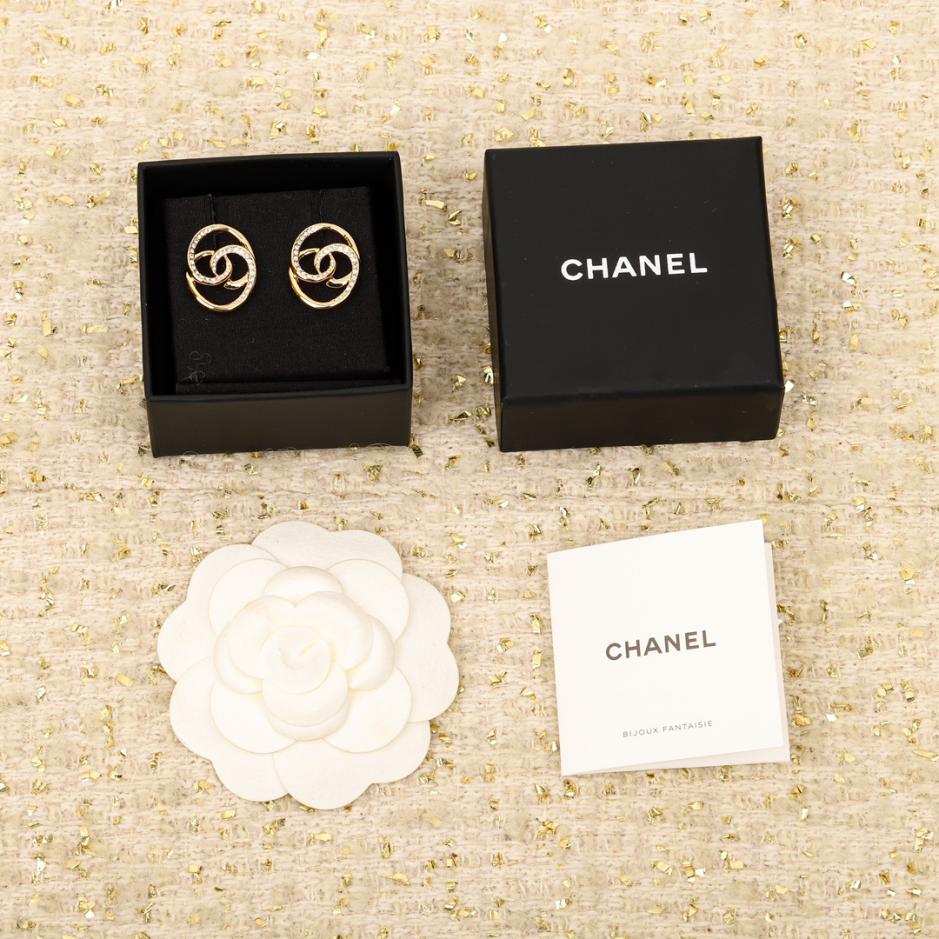 réplica,joyas,joyería,1:1,replica,fake,lujo,barato réplica,joyas,joyería,1:1,replica,fake,lujo,barato Pendientes de medio diamante con doble C retorcida ovalada de Chanel