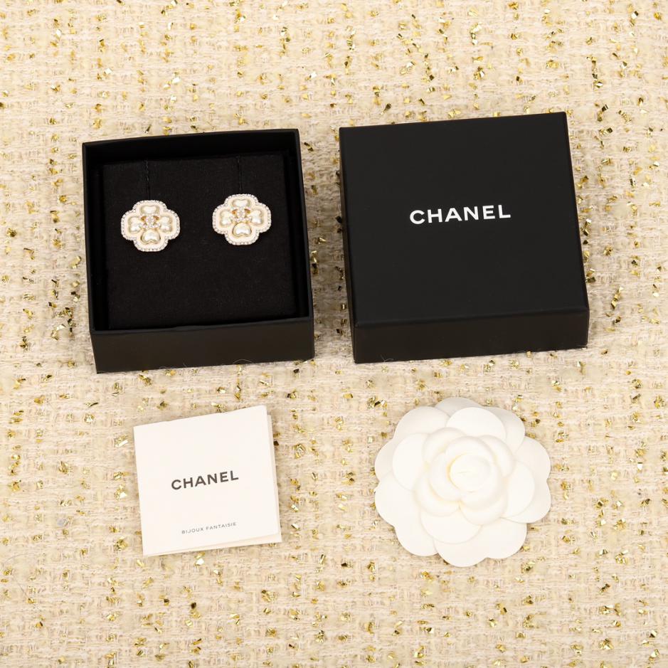réplica,joyas,joyería,1:1,replica,fake,lujo,barato réplica,joyas,joyería,1:1,replica,fake,lujo,barato Pendientes Chanel con trébol de cuatro hojas y perlas de amor rodeadas de diamantes con doble C
