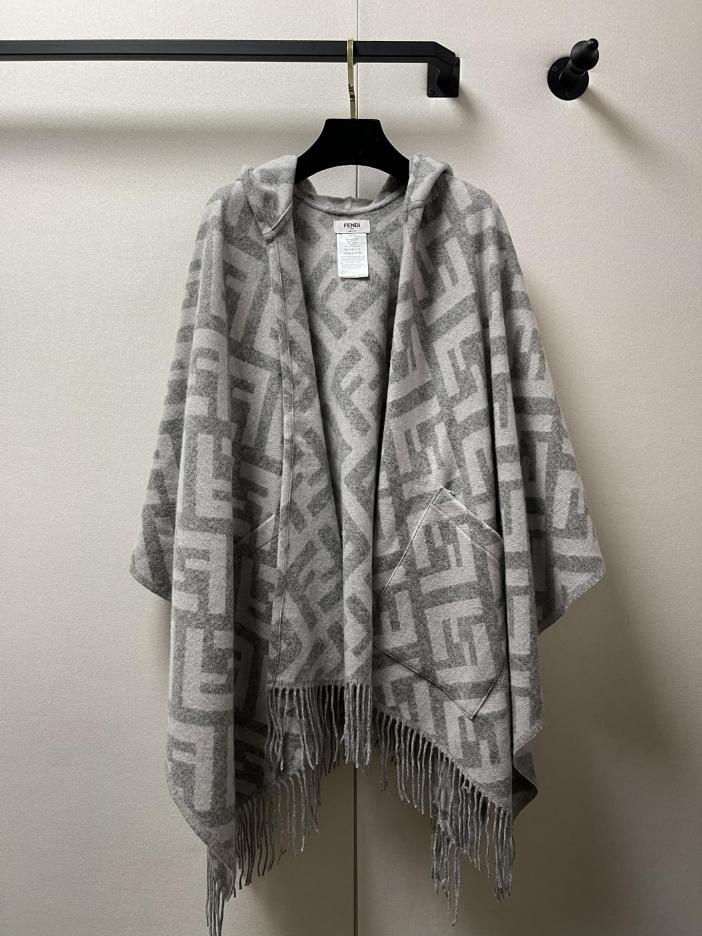 réplica,joyas,joyería,1:1,replica,fake,lujo,barato réplica,joyas,joyería,1:1,replica,fake,lujo,barato Capa con capucha de edición limitada Fendi