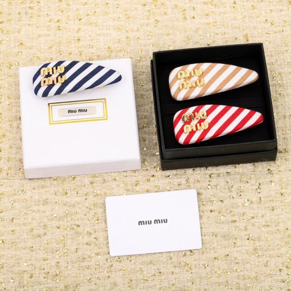 réplica,joyas,joyería,1:1,replica,fake,lujo,barato Pasador para el pelo a rayas de edición limitada de Miu Miu