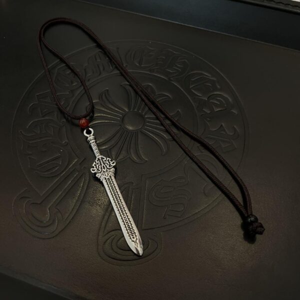 réplica,joyas,joyería,1:1,replica,fake,lujo,barato [Calidad de mostrador] Collar de espada con cordón de cuero nuevo de corazones cromados (887D)