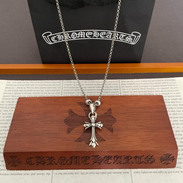 réplica,joyas,joyería,1:1,replica,fake,lujo,barato [Calidad de mostrador] Colgante de cruz con collar retro clásico nuevo de corazones cromados (23B9)