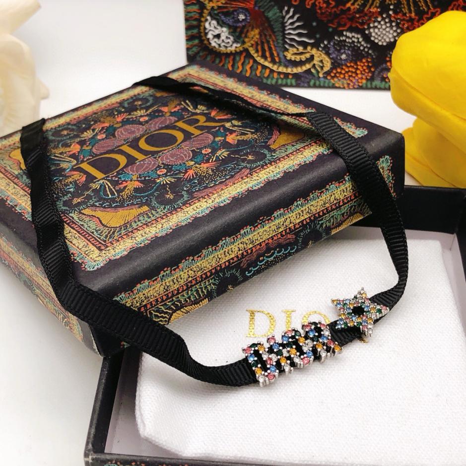 réplica,joyas,joyería,1:1,replica,fake,lujo,barato réplica,joyas,joyería,1:1,replica,fake,lujo,barato El último collar de diamantes color estrella con letras de cuerda negra de Dior (25AE)
