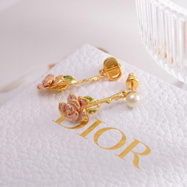 réplica,joyas,joyería,1:1,replica,fake,lujo,barato Pendientes Dior con letras nuevas, material de latón uniforme (A49A)