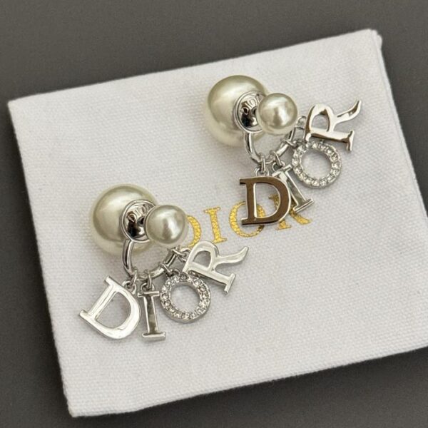 réplica,joyas,joyería,1:1,replica,fake,lujo,barato Aretes con accesorio de letra D plateada Dior (BA47)