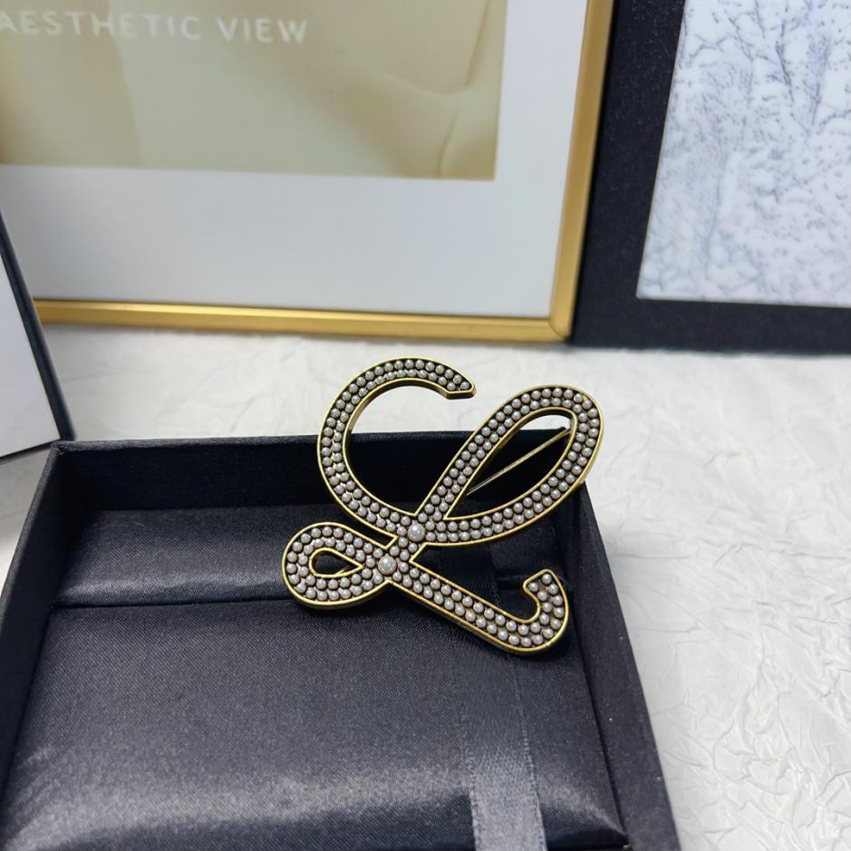 réplica,joyas,joyería,1:1,replica,fake,lujo,barato Broche clásico con logo de perla popular de Loewe (D243)