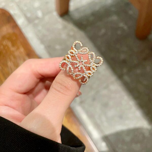 réplica,joyas,joyería,1:1,replica,fake,lujo,barato Anillo de diamantes completo con forma hueca de oro medieval de Loewe (2A39)