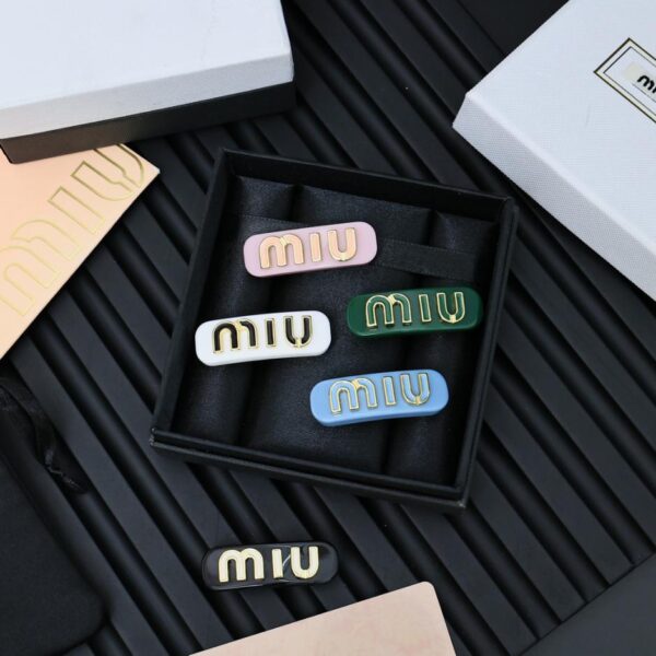 réplica,joyas,joyería,1:1,replica,fake,lujo,barato Horquilla con letras esmaltadas MIUMIU (94D0)