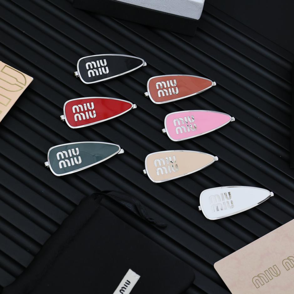 réplica,joyas,joyería,1:1,replica,fake,lujo,barato réplica,joyas,joyería,1:1,replica,fake,lujo,barato horquilla con letras esmaltadas miumiu (DABF)
