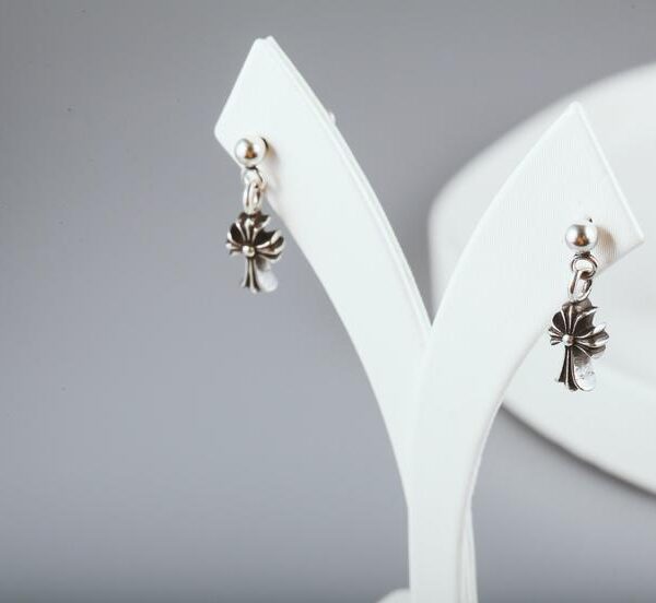 réplica,joyas,joyería,1:1,replica,fake,lujo,barato [Calidad de mostrador] Pendientes con colgante de cruz del mismo estilo de Kris Wu