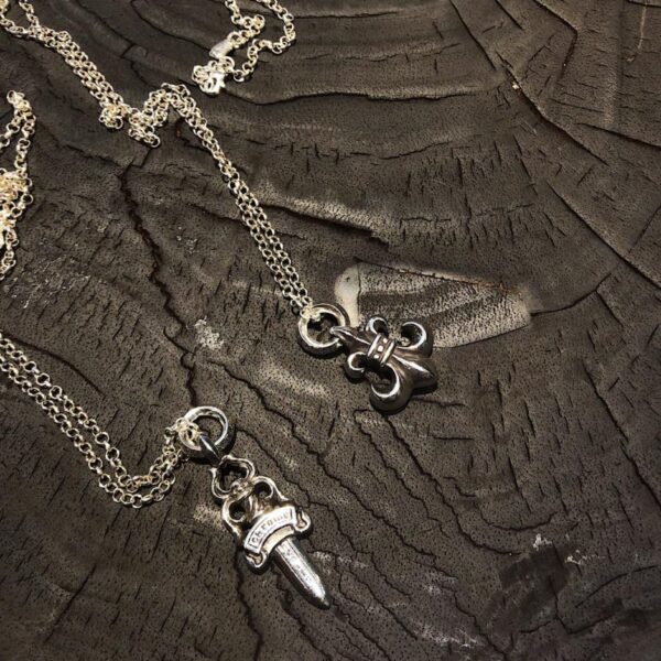 réplica,joyas,joyería,1:1,replica,fake,lujo,barato Anillo con letras de corazones cromados, collar con flor/espada exploradora