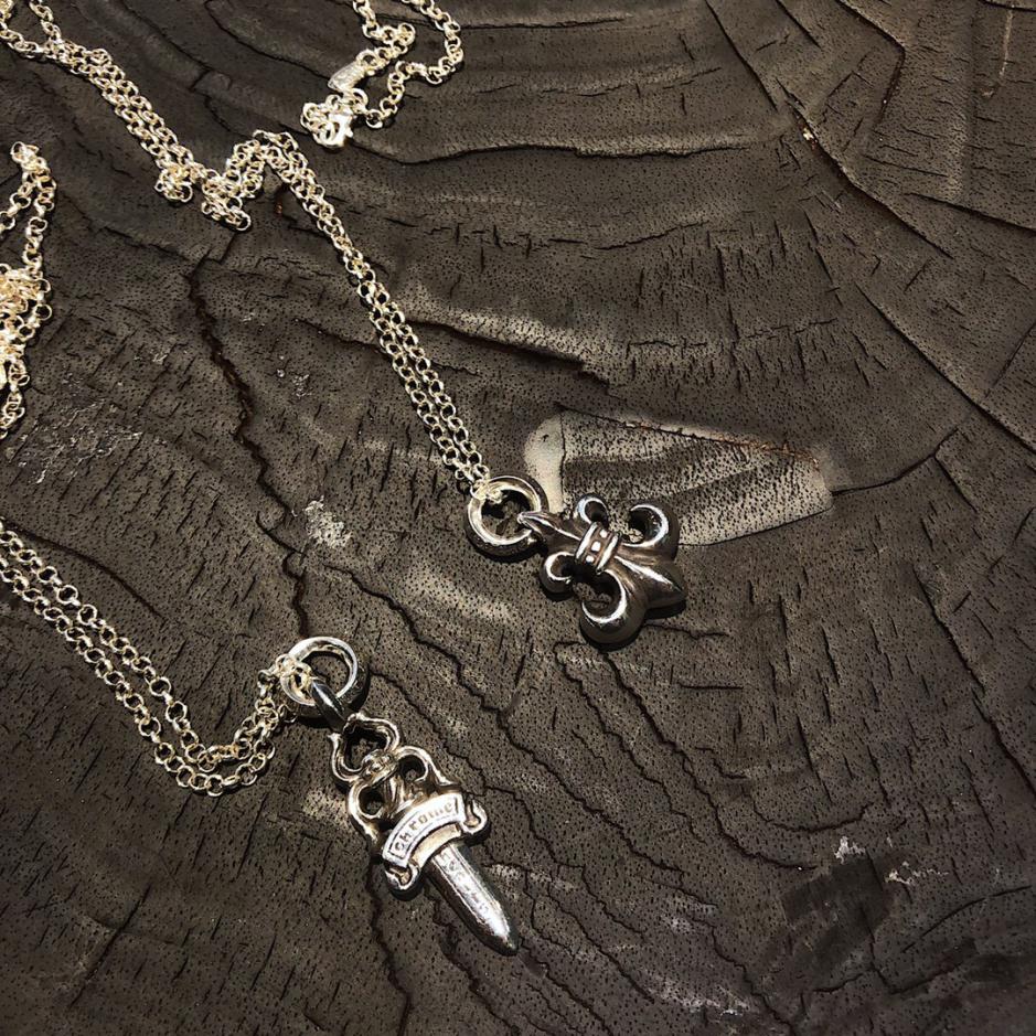 réplica,joyas,joyería,1:1,replica,fake,lujo,barato réplica,joyas,joyería,1:1,replica,fake,lujo,barato Anillo con letras de corazones cromados, collar con flor/espada exploradora