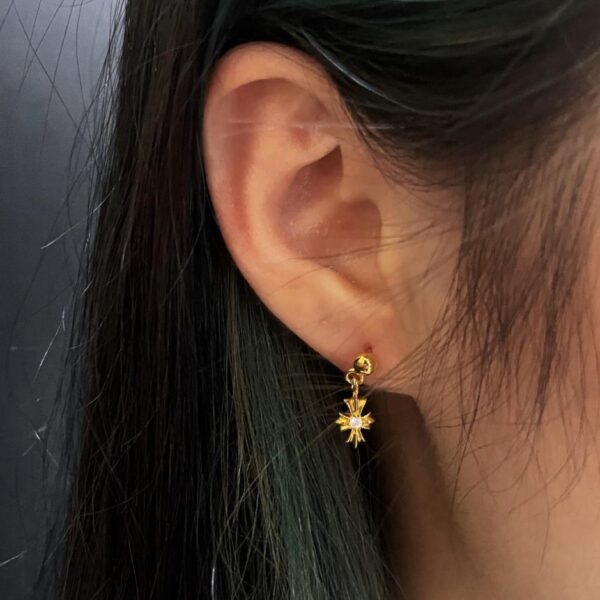 réplica,joyas,joyería,1:1,replica,fake,lujo,barato Pendientes de botón con flor de cruz única y piedra chapada en oro Chrome Hearts