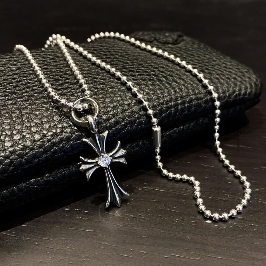réplica,joyas,joyería,1:1,replica,fake,lujo,barato réplica,joyas,joyería,1:1,replica,fake,lujo,barato Cruz con monograma de piedra y corazones cromados