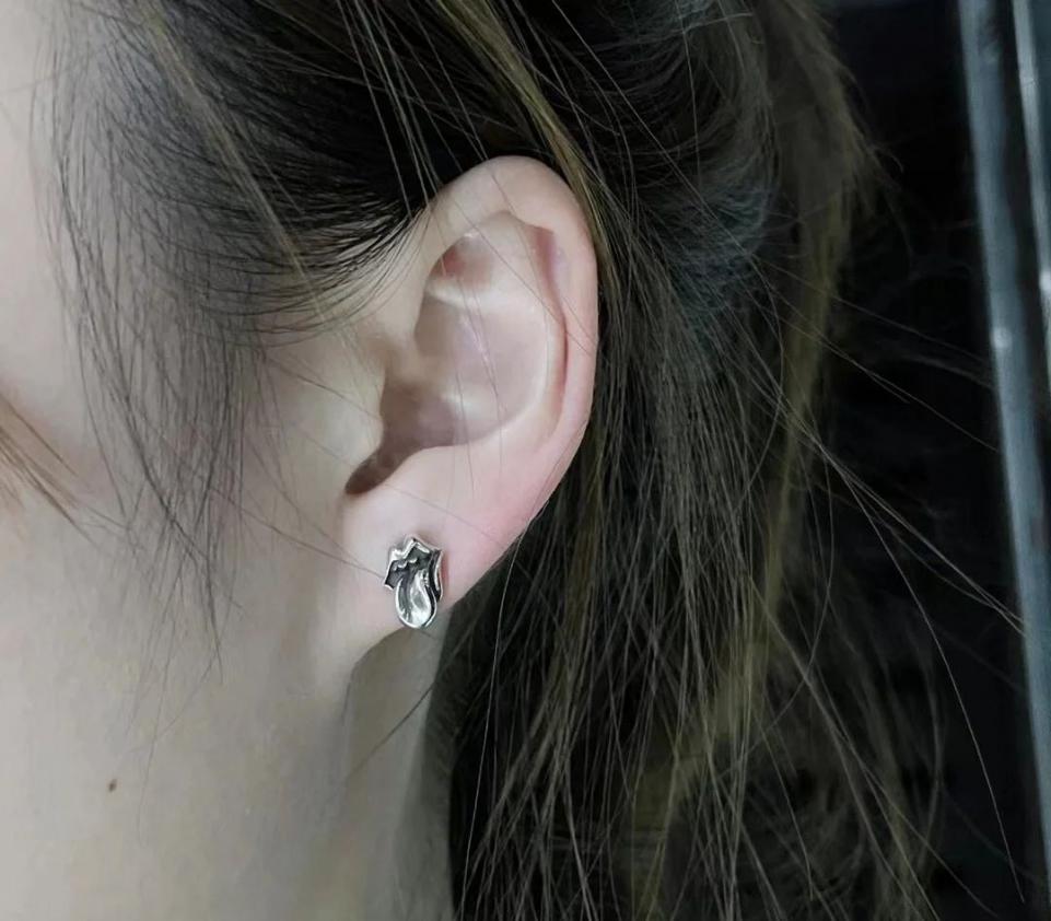 réplica,joyas,joyería,1:1,replica,fake,lujo,barato réplica,joyas,joyería,1:1,replica,fake,lujo,barato Pendientes tipo lengua con piedra rodante y corazones cromados