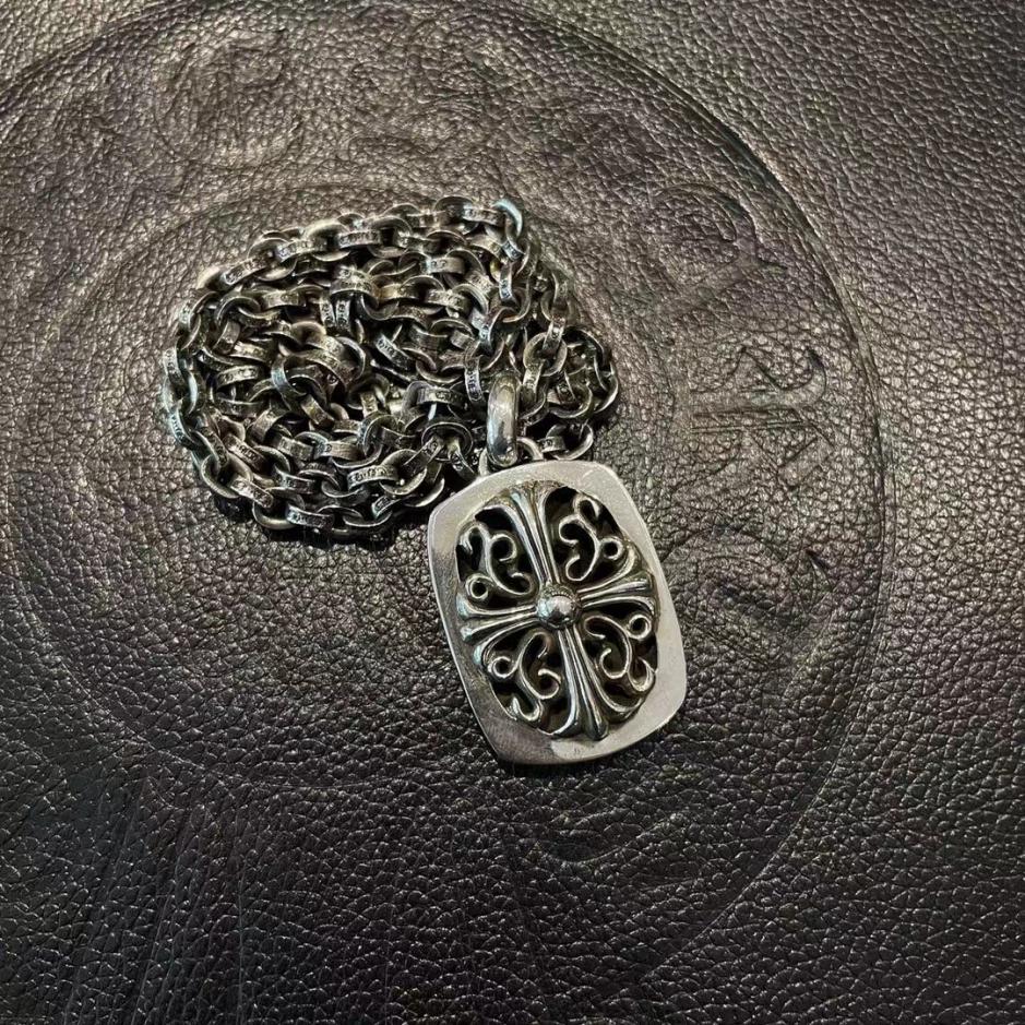 réplica,joyas,joyería,1:1,replica,fake,lujo,barato réplica,joyas,joyería,1:1,replica,fake,lujo,barato Cadena para tarjetas cuadrada con forma de cruz y arabescos de corazones cromados